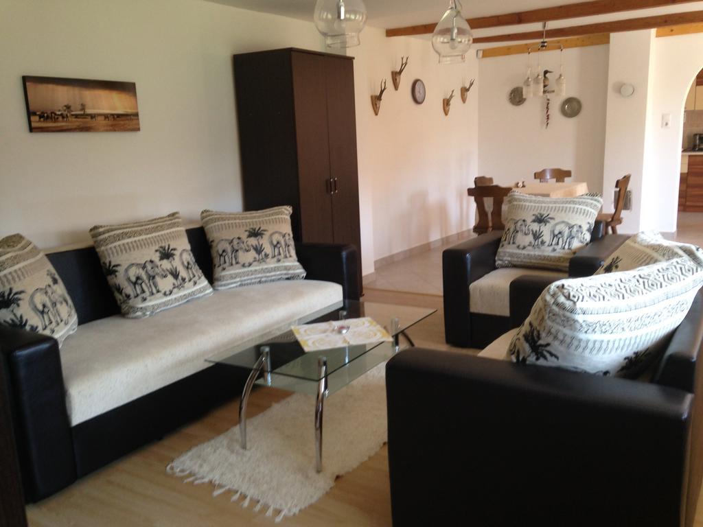 Szahara Vendeghaz Apartment Kerekegyhaza Bagian luar foto